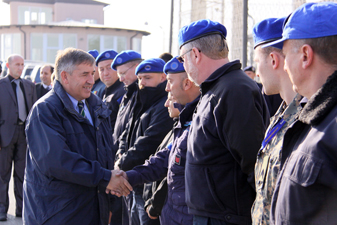 Bildt visits Kosovo