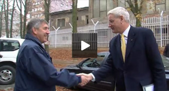 Bildt visits Kosovo