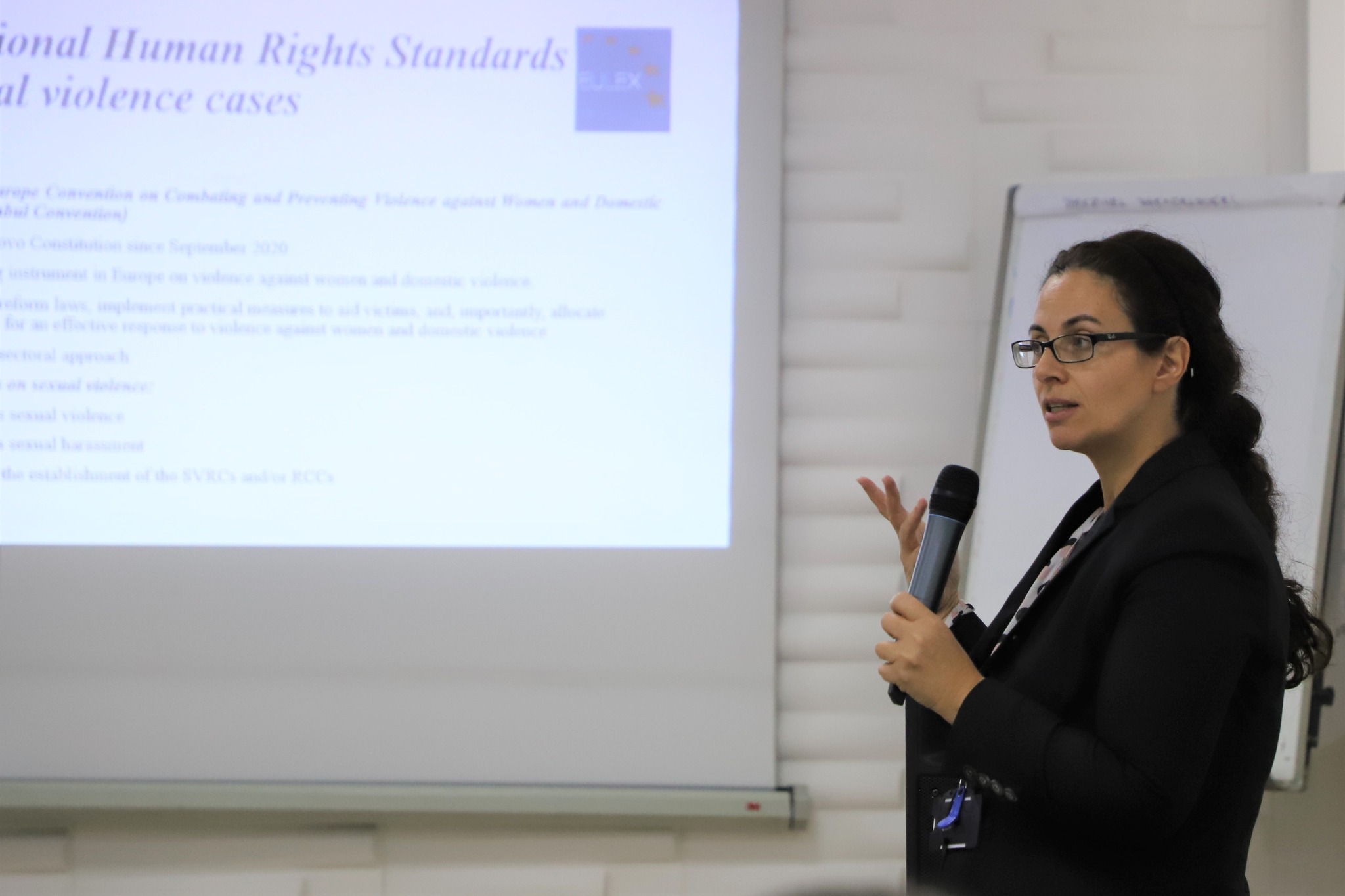 Këshilltarja për çështje gjinore e EULEX-it prezanton punën e EULEX-it për luftën kundër dhunës seksuale