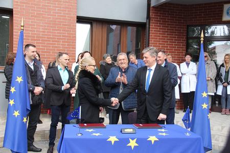 EULEX Head hands over donation to Medical Center in Leposavić/Leposaviq to improve healthcare delivery