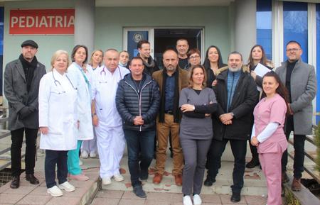 EULEX se pridružio uručenju medicinske opreme donirane zahvaljujući Inicijativi za prikupljanje sredstava Biciklom kroz Kosovo za decu 2022