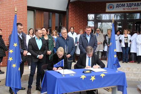 2. EULEX Head hands over donation to Medical Center in Leposavić/Leposaviq to improve healthcare delivery