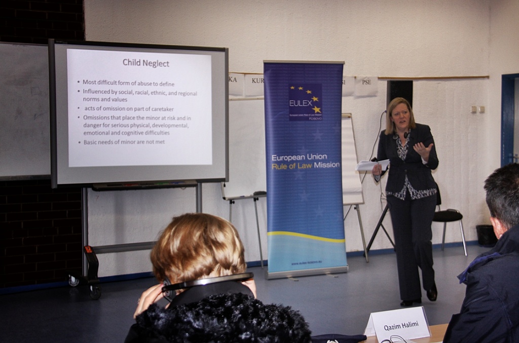 EULEX dhe FBI luftojnë keqtrajtimin seksual dhe dhunën në familje në Kosovë
