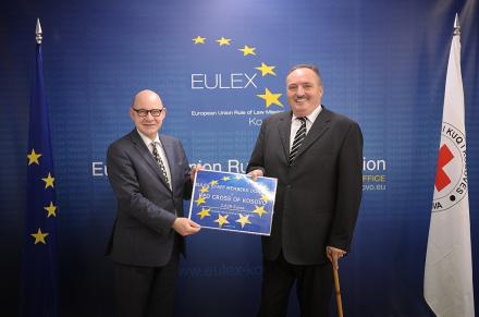 EULEX staff donate to Kosovo Red Cross 1