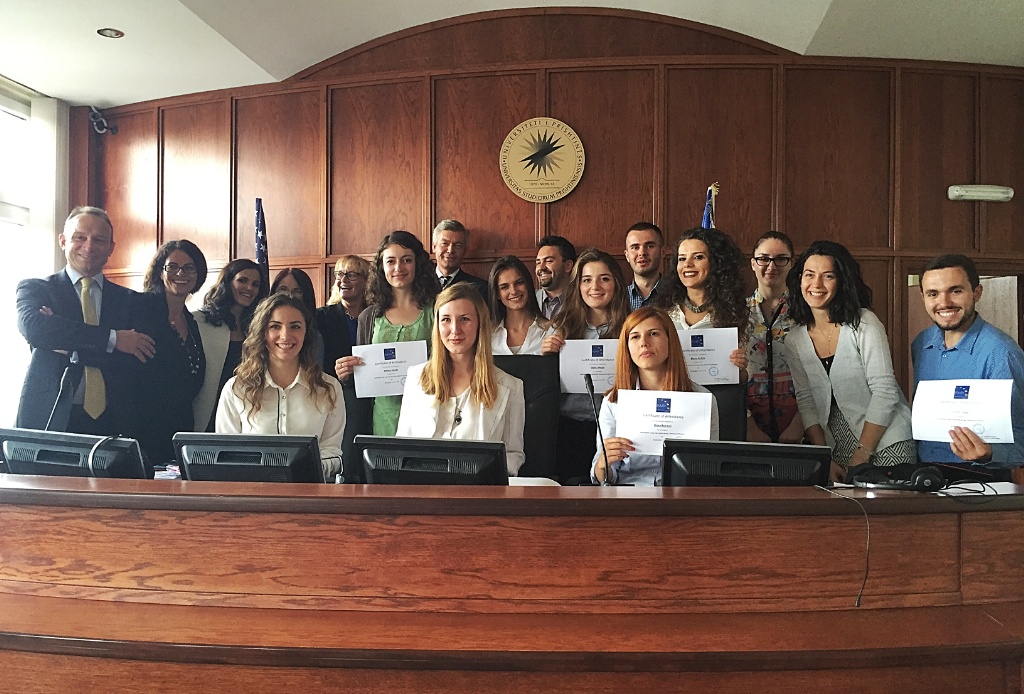 Gjykimi i simuluar nga EULEX-i u mundëson studentëve të fitojnë përvojë nga puna në gjykatore